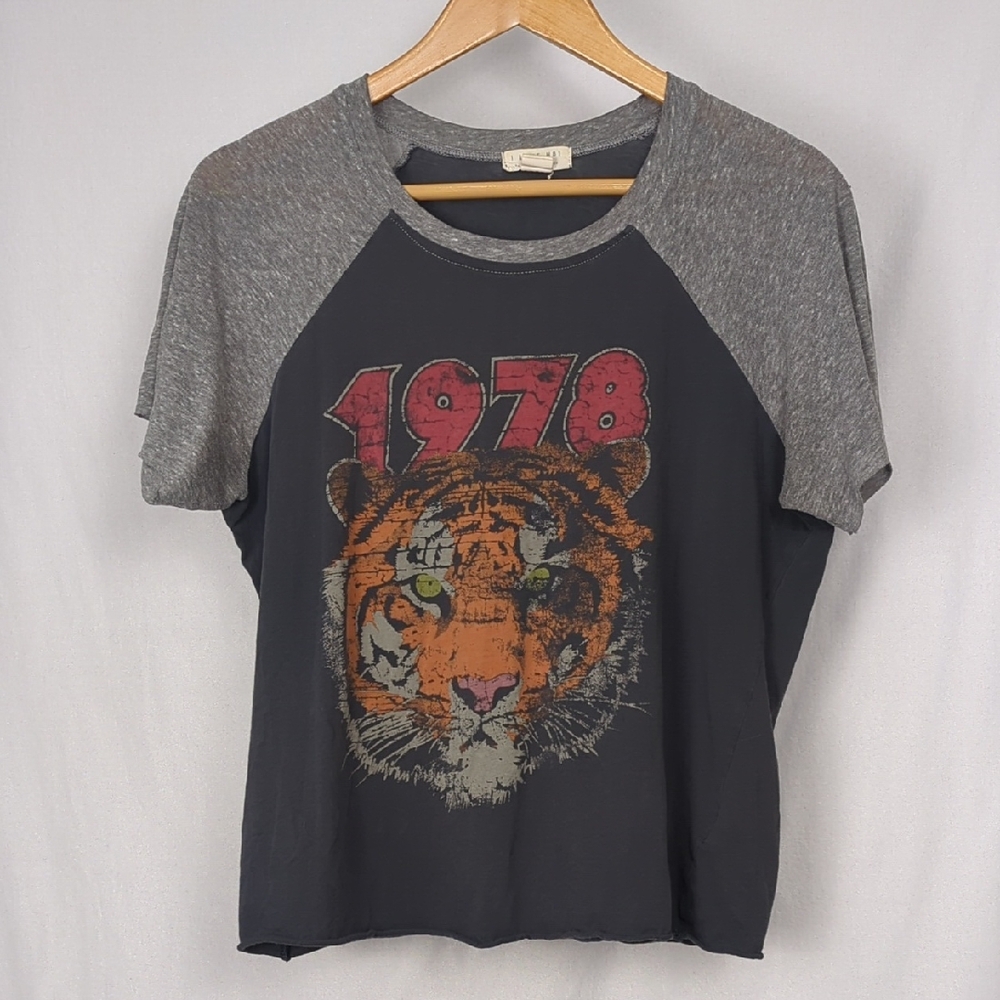 I LOVE H81 Women's 1978 Tiger Graphic Crop Shirt